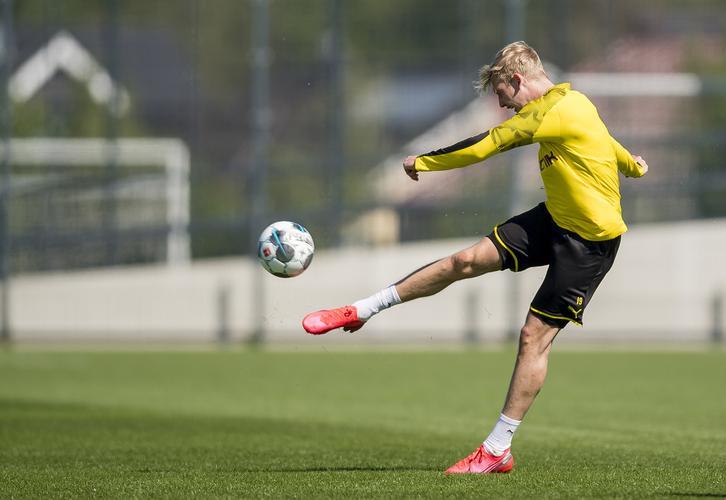 PG Soft Gaming-包含多特蒙德客场逆转，绝杀赢得保级关键战的词条