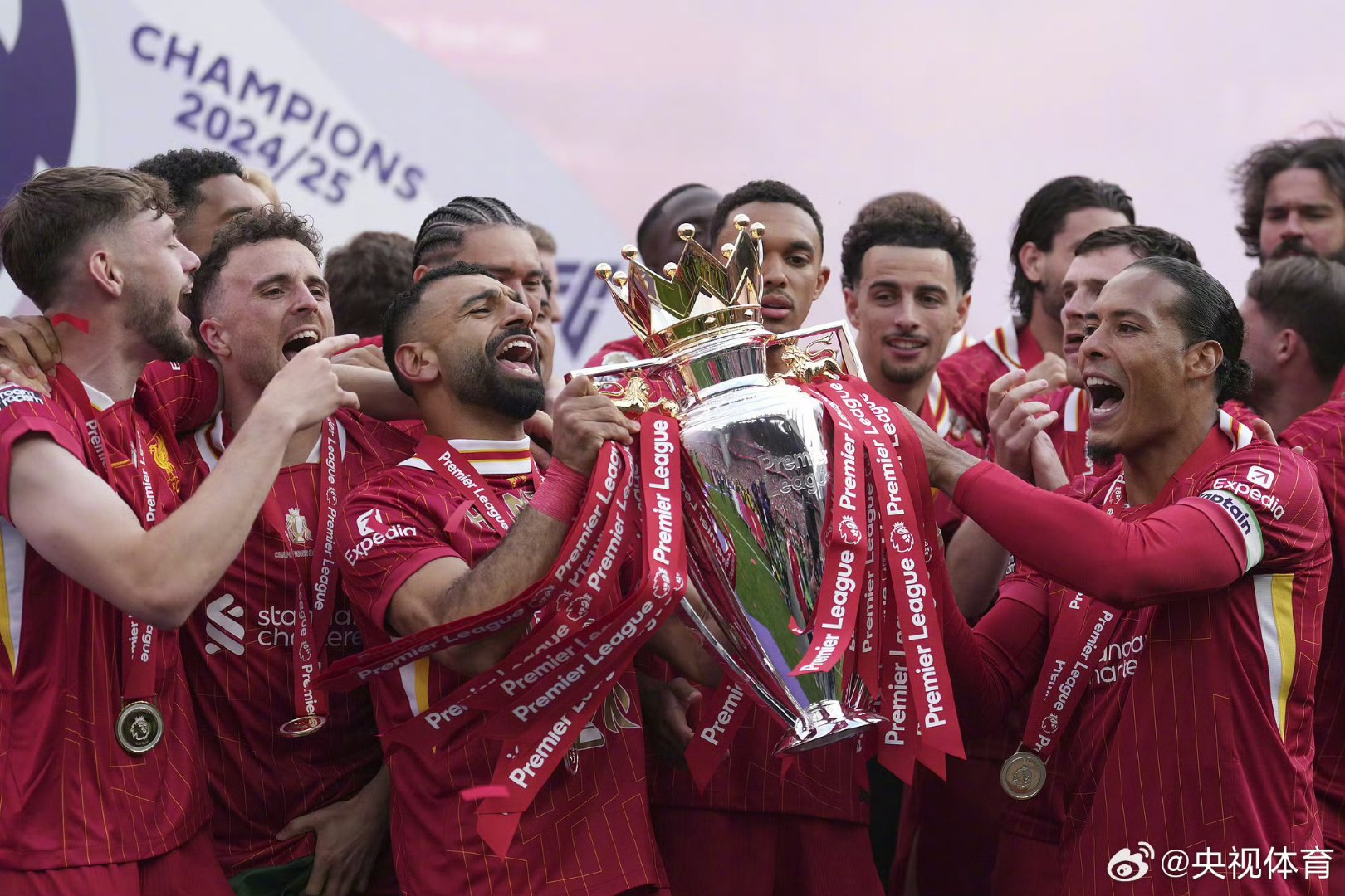 球队热身备战欧预赛，努力为国争光敢于拼搏的简单介绍