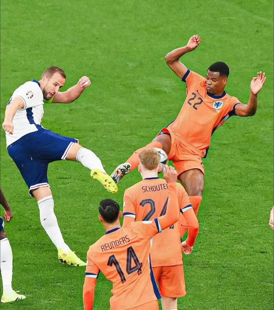 荷兰队在关键时刻反超对手，取得胜利