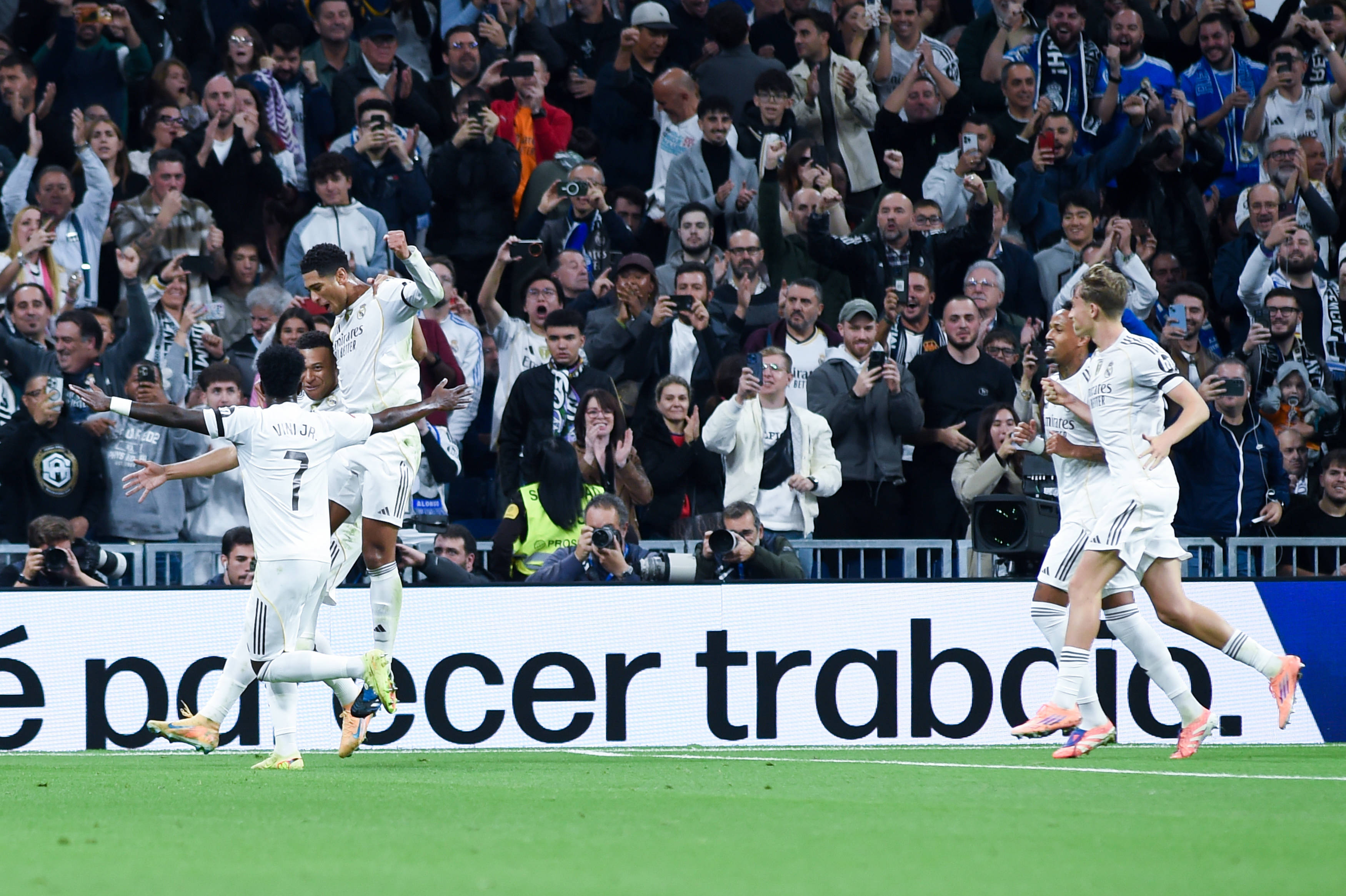 皇马轻取巴萨，本泽马带队取胜