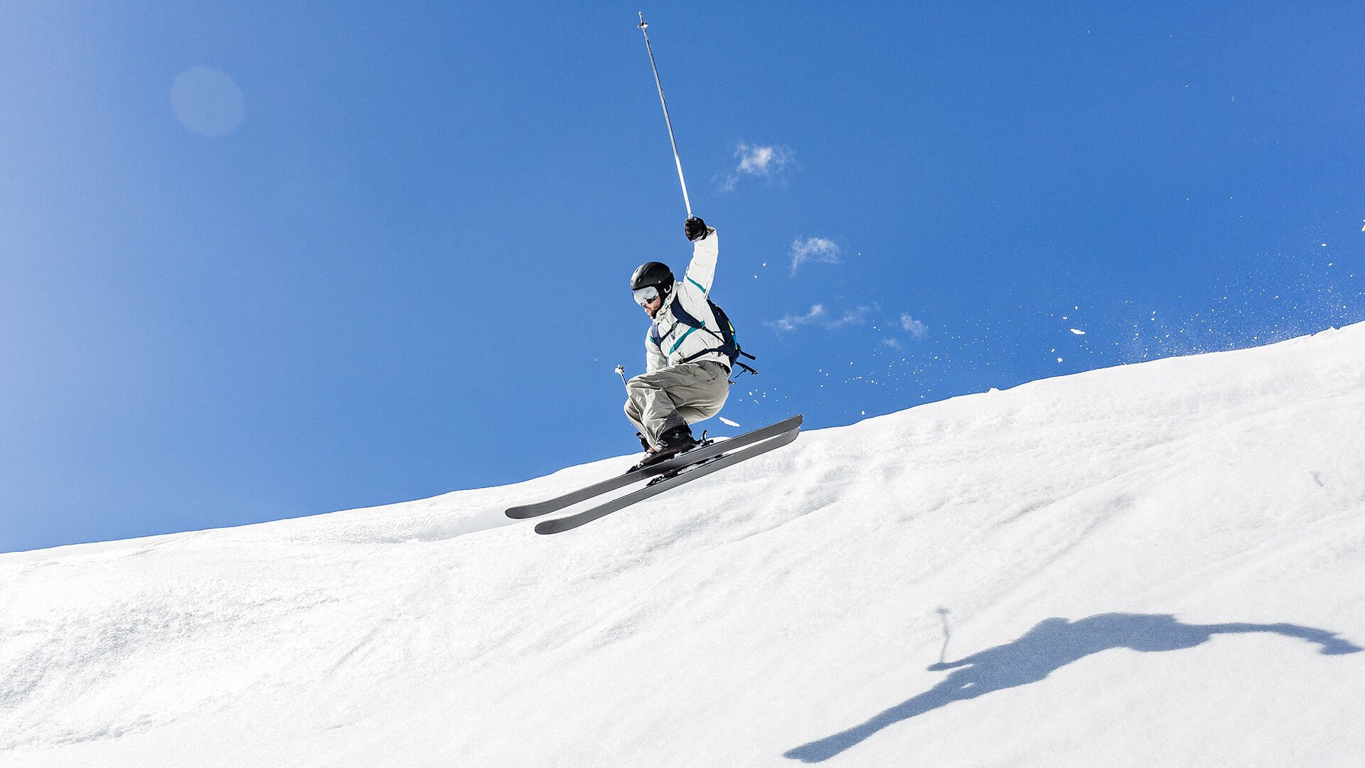 火与冰的独白—莱巴金娜的炽热发球与郑钦文的冷夜挽歌